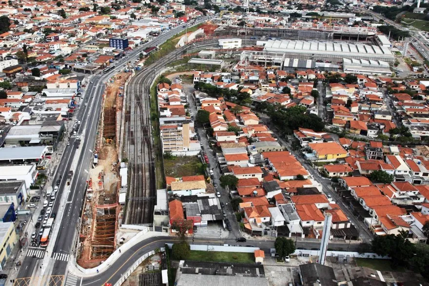 Montagem de Estroncamento das estações da linha 4